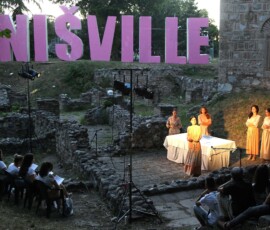 Nis. 12.08.2021. Četvorodnevni „Nišville“ jazz festival počinje 12. avgusta na platou niške Tvrđave, a Niš već nedelju dana odiše festivalskom atmosferom jer je uvodni program koji uključuje muziku, predstave i filmove, promocije i izložbe, počeo 5. avgusta. Za deset dana ukupnog programa, više od 800 izvođača imaće 250 nastupa na 10 scena.